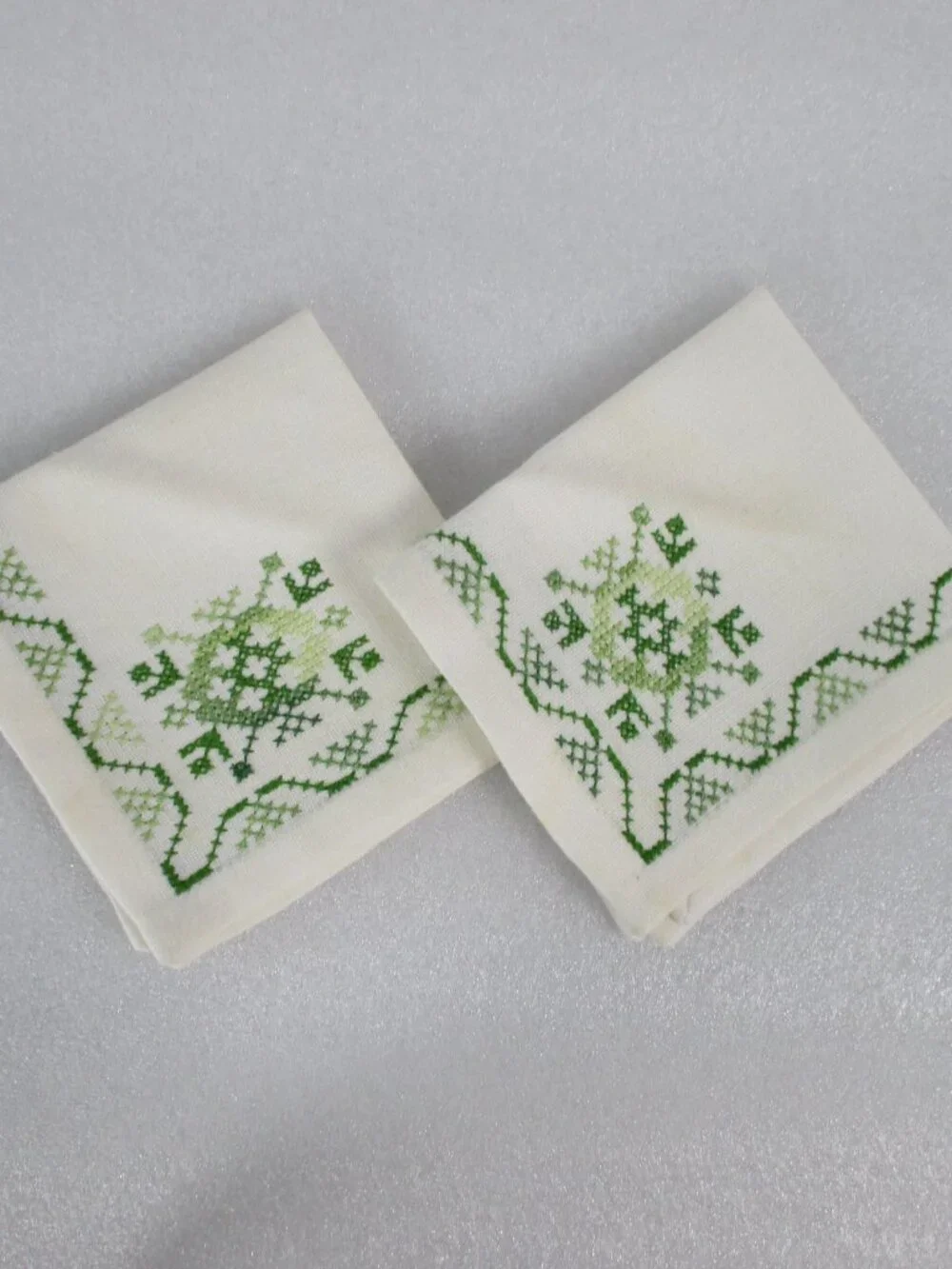 GREEN & WHITE EMBROIDERED TABLECLOTH SET